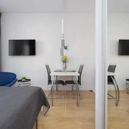 Modern In With Parking Next To The Expo Xxi By Renters * 바르샤바